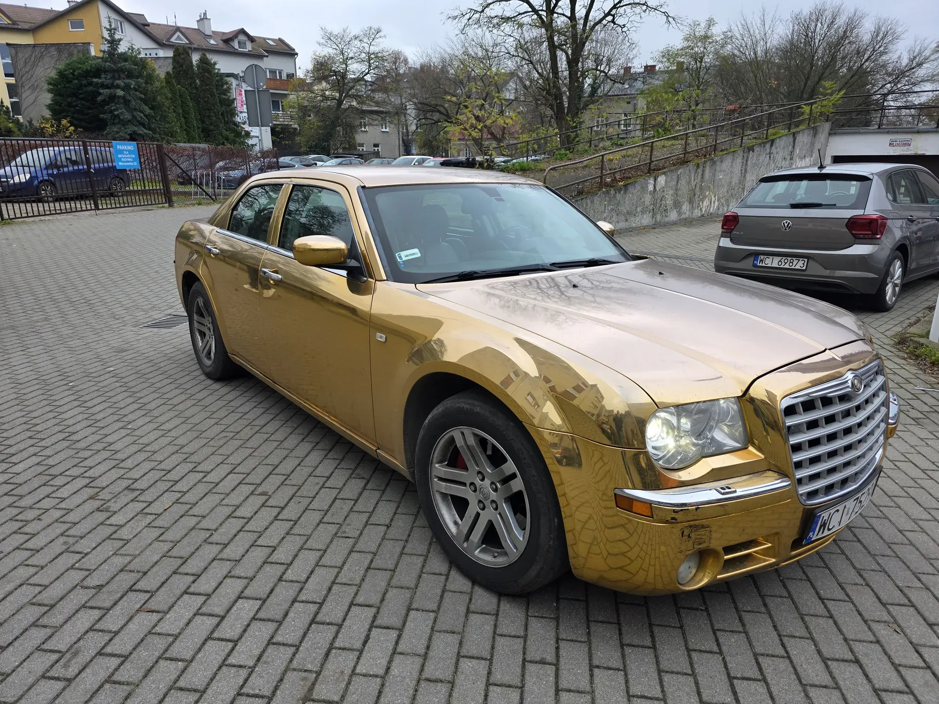 Dyskrecja to jego drugie imię. Złoty Chrysler 300C do wzięcia w Ciechanowie!