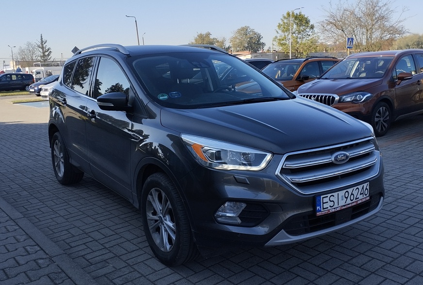 Ford Kuga 2017 szary SUV widok z przodu i boku